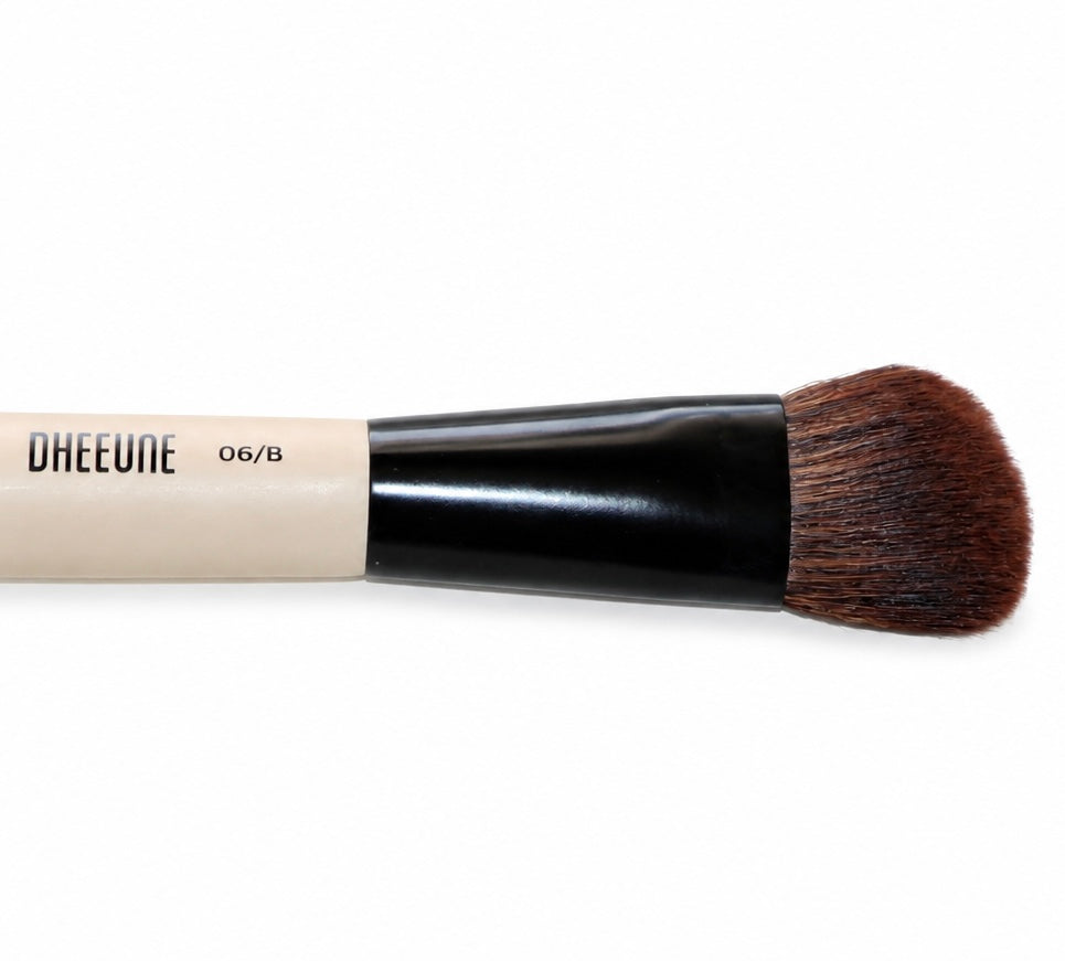 Backstage Cream Complexion brush 06